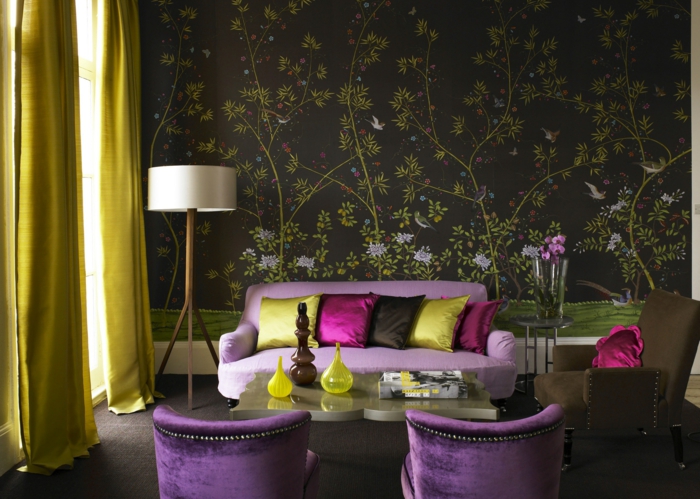 vintage tapete wohnzimmer einrichten grüne gardinen lila sessel