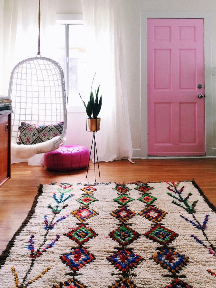 vintage teppiche coco carpets farbiges muster hängesessel rosa tür