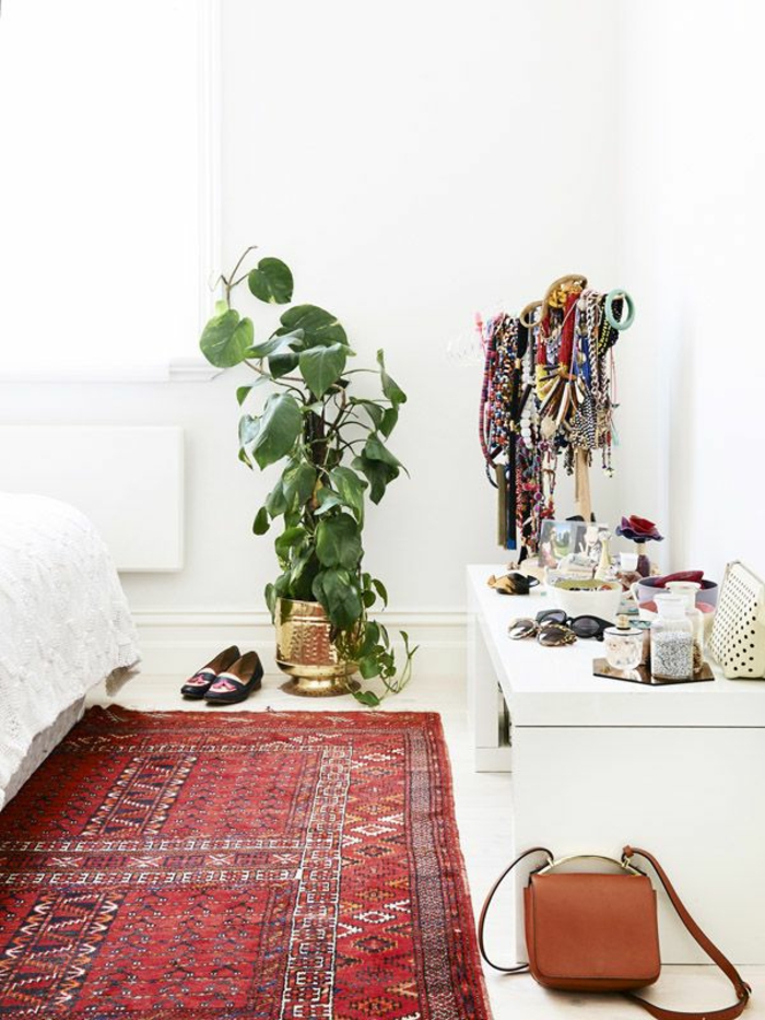 vintage teppiche rot schlafzimmer weiße wandfarbe pflanze