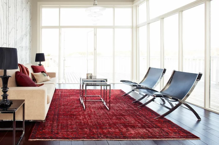 vintage teppiche wohnzimmer rot helles sofa dekokissen