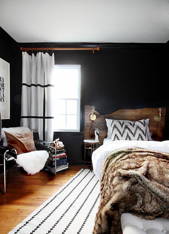 wandgestaltung ideen schlafzimmer schwarze wände rustikales bettkopfteil weißer teppich streifen