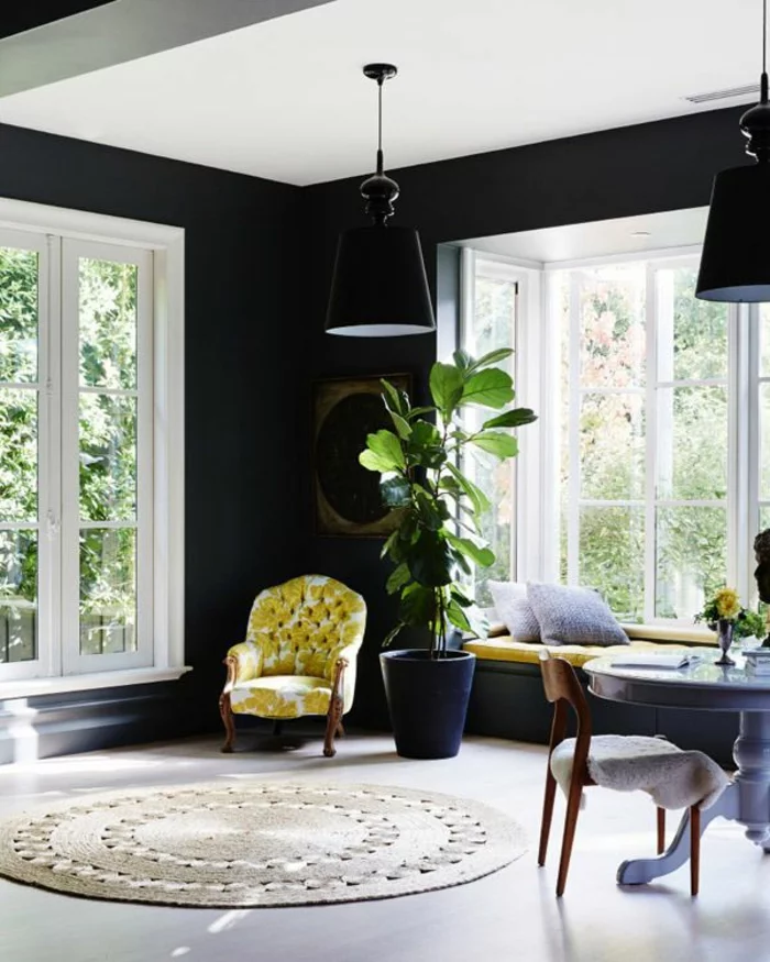 wandgestaltung ideen wohnzimmer schwarze wandfarbe ausgefallener sessel pendelleuchte