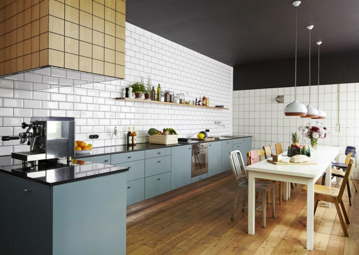wandgestaltung küche blaue küchenschränke pendelleuchten holzboden