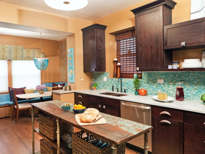 wandgestaltung küche frische mosaikfliesen essbereich raffrollo