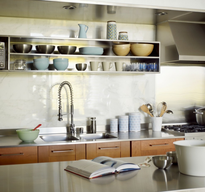 wandgestaltung küche schlichte küchenfliesen metalloberflächen kleine küche