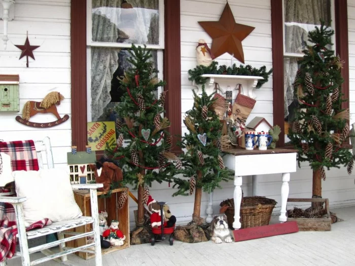 weihnachtsdeko für draussen festliche stimmung tannenbaäume muster accessoires
