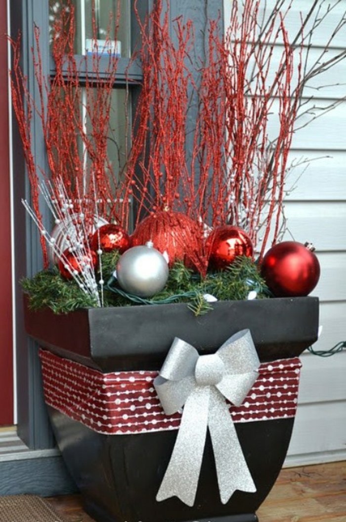 weihnachtsdeko für außen eingang dekorieren blumentopf weihnachtskugeln
