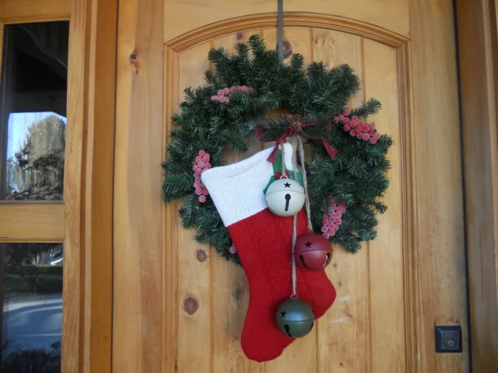 weihnachtsdeko für außen eingang dekorieren weihnachtskranz nikolausstiefel