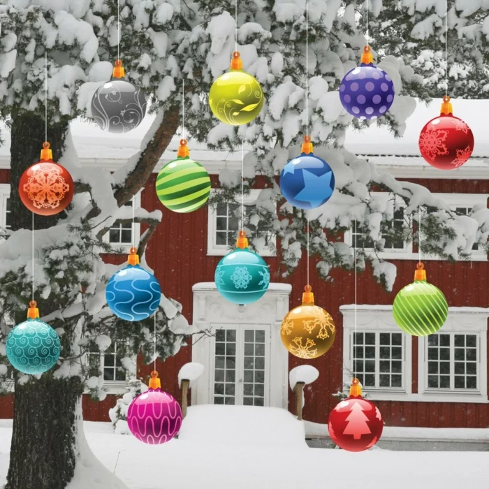 weihnachtsdeko für außen hängende weihnachtskugeln farbig lustig