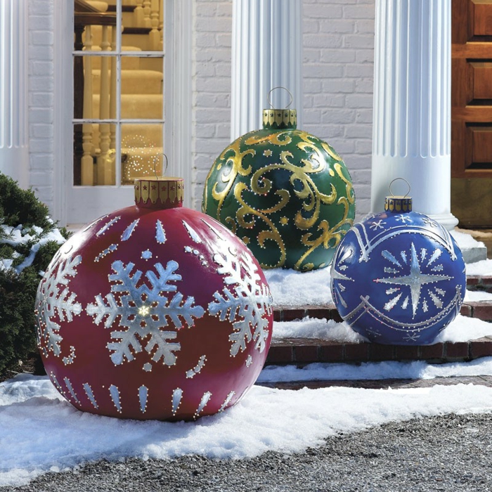 weihnachtsdeko für außen vorgarten dekorieren riesige weihnachtskugeln farbig