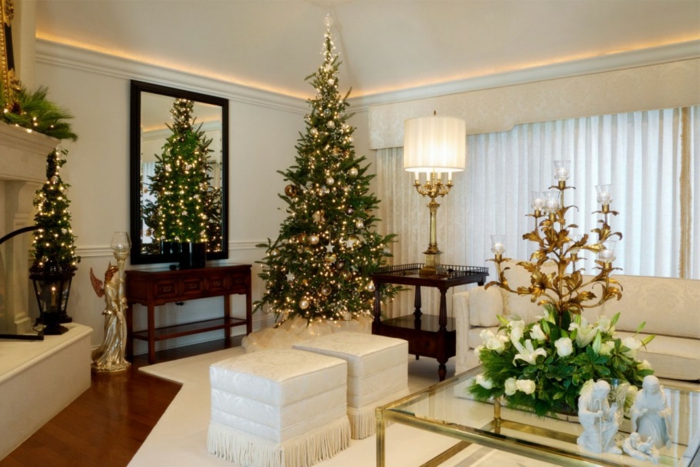 weihnachtsdeko ideen tischdeko wandspiegel weiße hocker goldene elemente