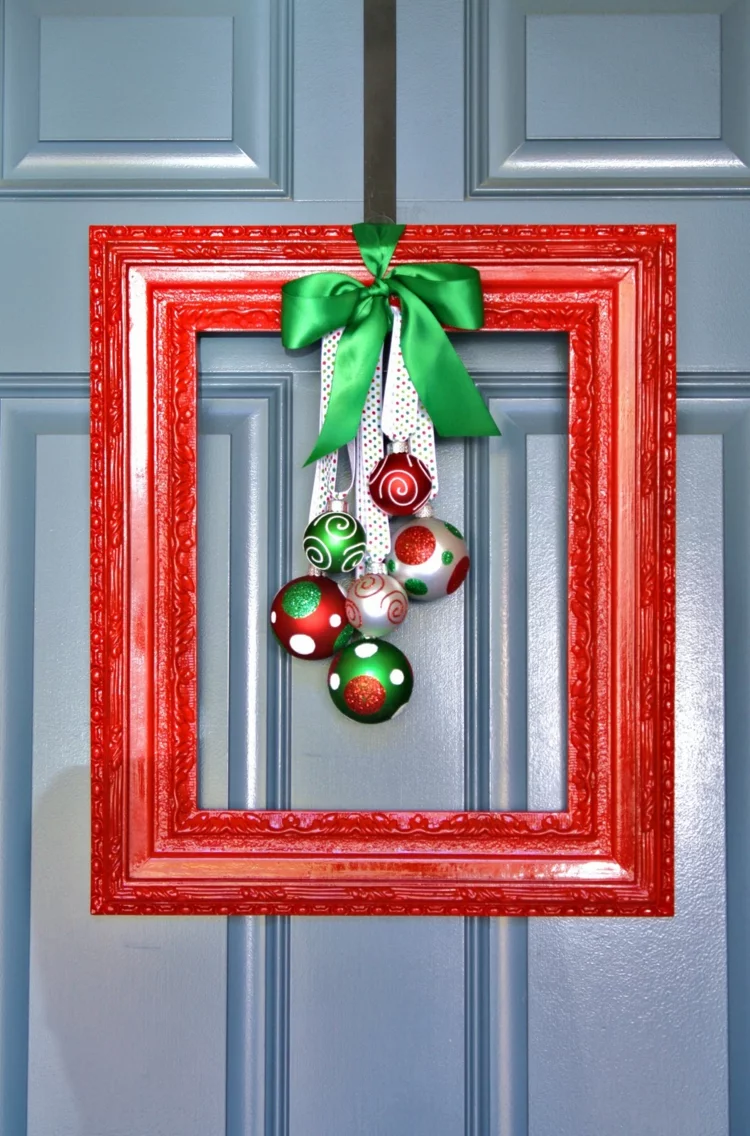 Weihnachtskranz basteln Türkranz Bilderrahmen aus Holz rot Weihnachtskugeln grüne Schleife