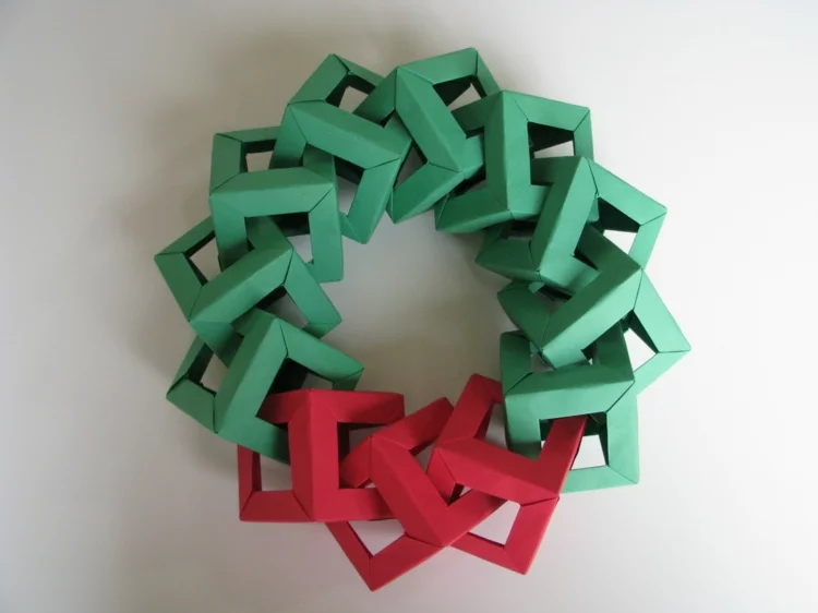 Origami Kranz selber basteln basteln aus Papier grün rot auffälliges Design