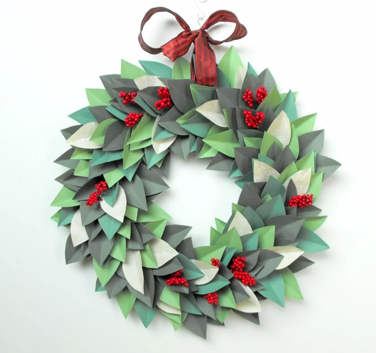 Weihnachtskranz selber basteln DIY Ideen aus Papier Weihnachtsdeko zum selbermachen