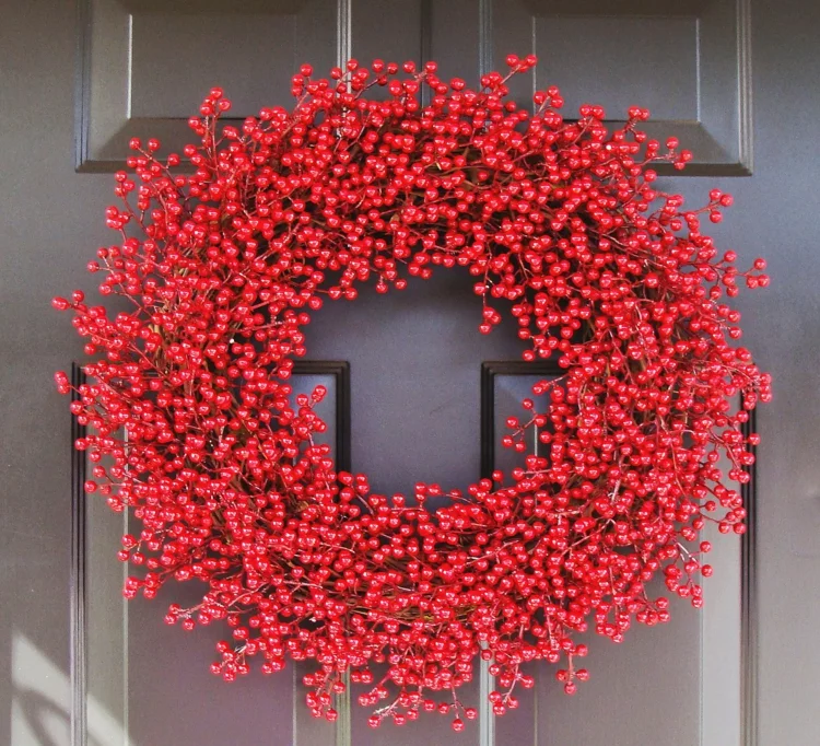 Weihnachtskranz an der Tür aus roten Beeren gebastelt einfach schön 
