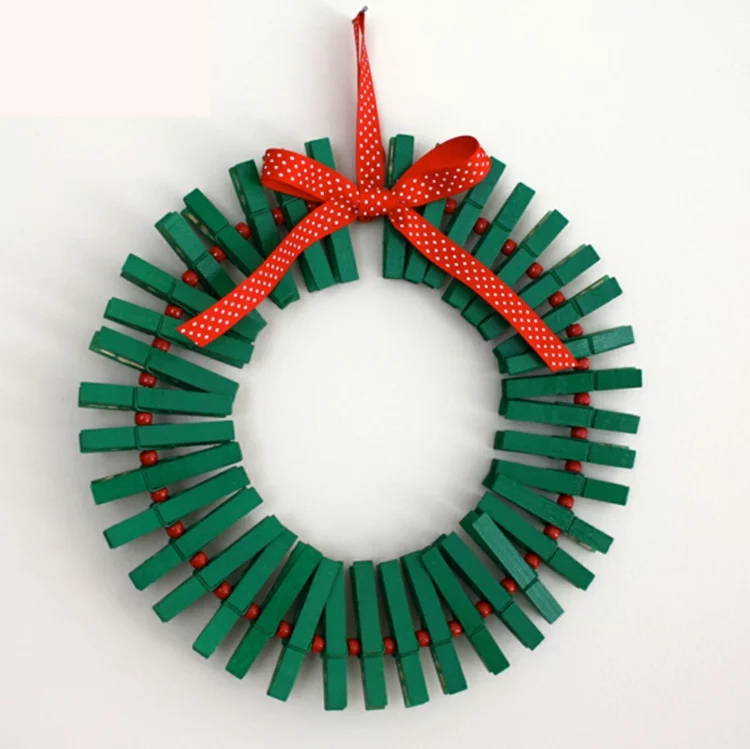 Weihnachtskranz selber machen aus grünen wäscheklammern rote Schleife 