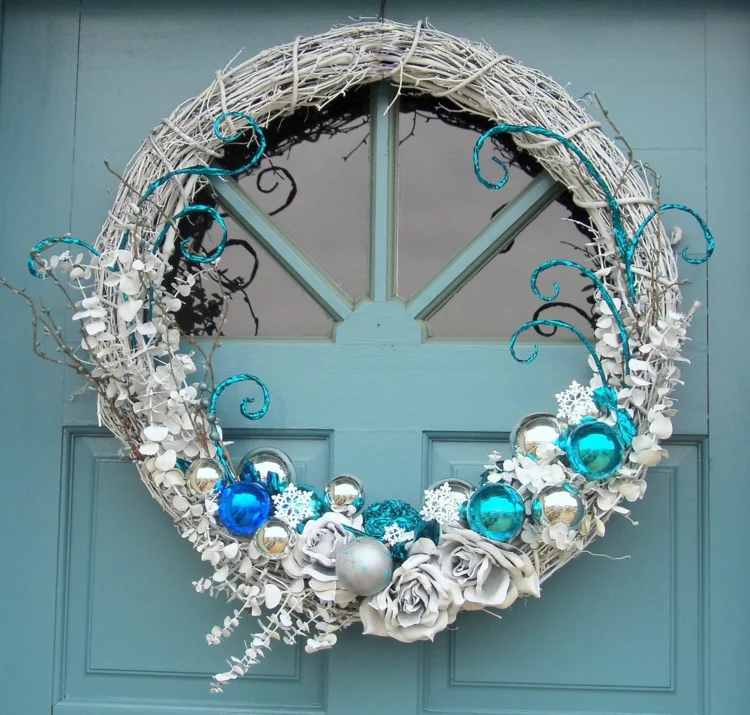 rustikaler Weihnachtskranz in drei Farben weiß blau grau im Einklang mit der Eingangstür 