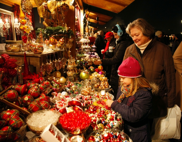 weihnachtsmarkt wien weihnachtsschmuck schoene weihnachtsmärkte stand käufer