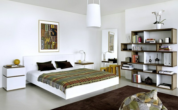 wohnideen schlafzimmer brauner teppich weiße wandfarbe offene regale
