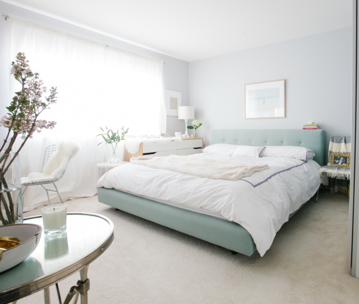 wohnideen schlafzimmer hellgrünes bett luftige gardinen teppichboden