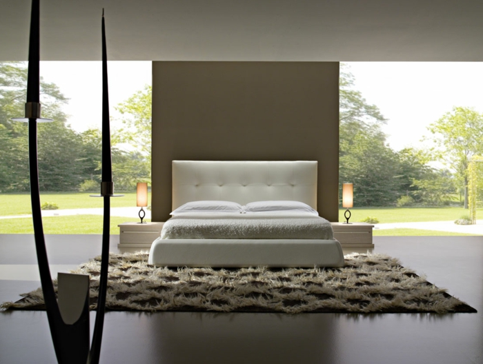 wohnideen schlafzimmer minimalistisches bett ausgefallener teppich tischeuchten