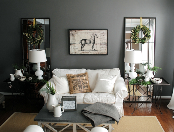 zimmereinrichtung-ideen-wohnzimmer-weißes-sofa-graue-wand-pflanzen