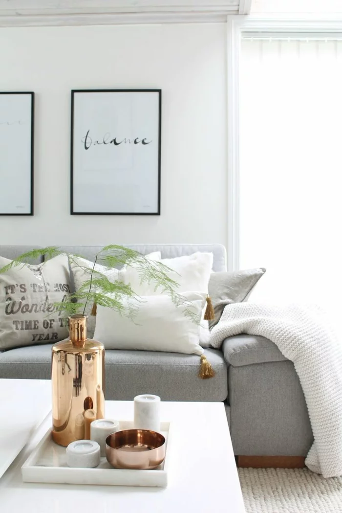 zimmereinrichtung wohnzimmer graues sofa weiße dekokissen kerzen
