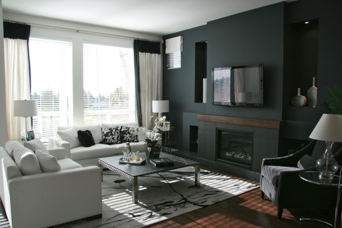 zimmereinrichtung wohnzimmergestaltung ideen schwarze akzentwand weiße sofas