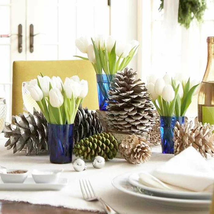 Adventsgesteck selber machen Tulpen farbige Tannenzapfen weihnachtliche Tischdeko