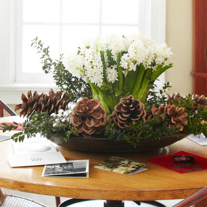 Adventsgesteck selber machen weihnachtliche Tischdeko Blumen Tannenzapfen