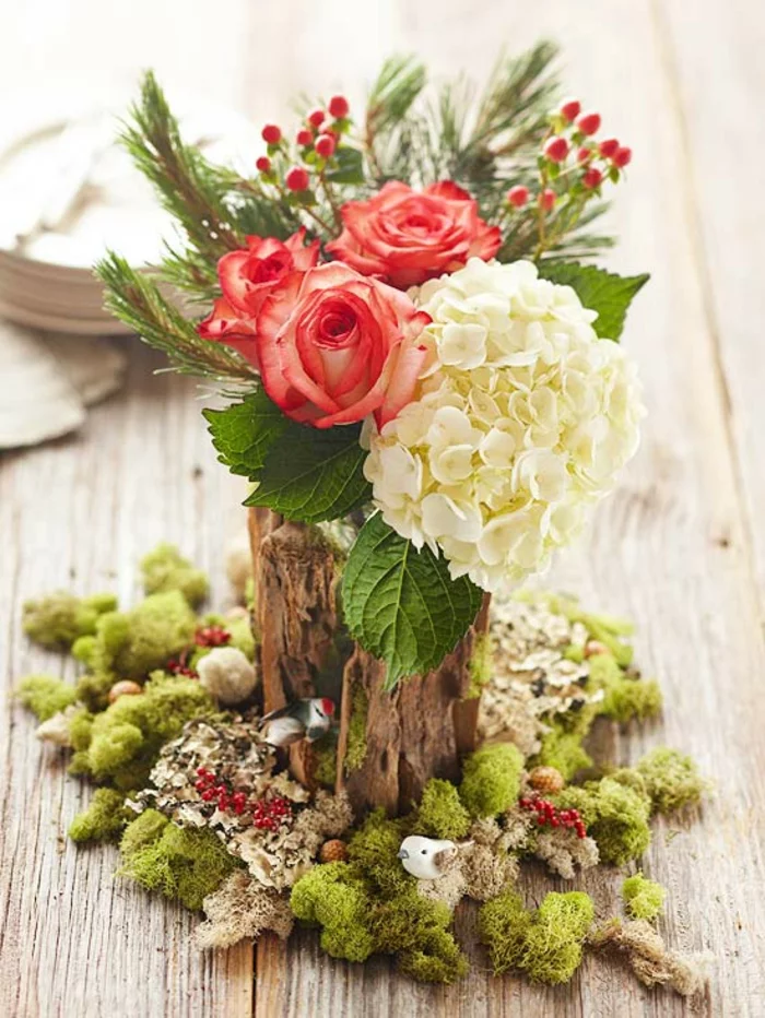 Adventsgesteck selber machen weihnachtliche Tischdeko Blumen rustikal dekorieren