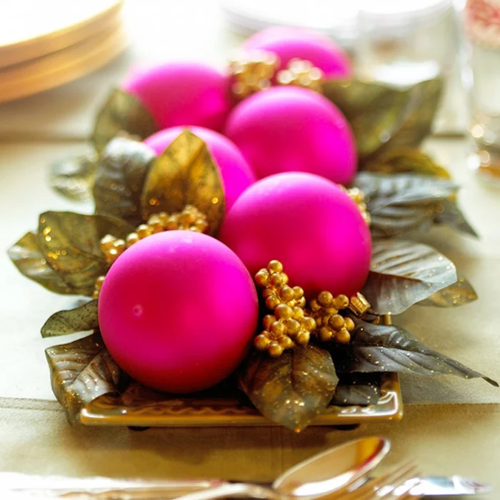 Adventsgesteck selber machen weihnachtliche Tischdeko Weihnachtskugeln pink