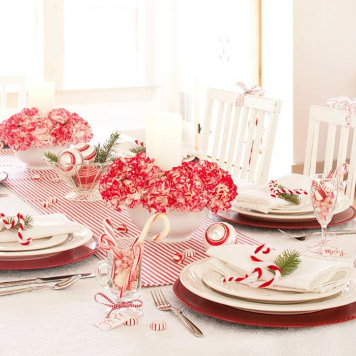 Adventsgesteck selber machen weihnachtliche Tischdeko rot weiß Zuckerstangen