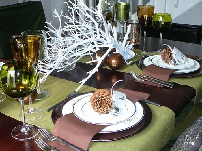 Adventsgestecke Bilder rustikale Tischdekodekoration für Weihnachten Tannenzapfen