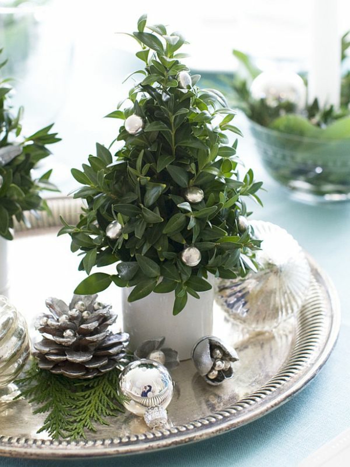 Adventsgestecke Bilder weihnachtliche Tischdeko Silber grüne Zweige
