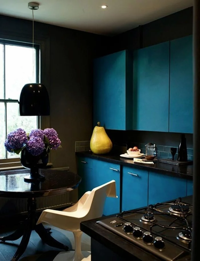 Die Gotik Architektur Merkmale Kunst weisses Badezimmer Gestaltung Design dunkel blau
