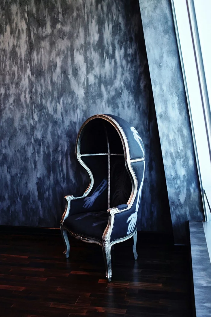 Die Gotik Architektur Merkmale Kunst weisses Badezimmer Gestaltung Design dunkle einrichtung designerstuhl