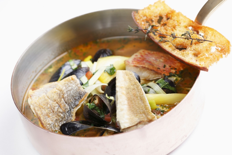 Fischgerichte zubereiten Fischsuppe gesunde Ernährung Tipps