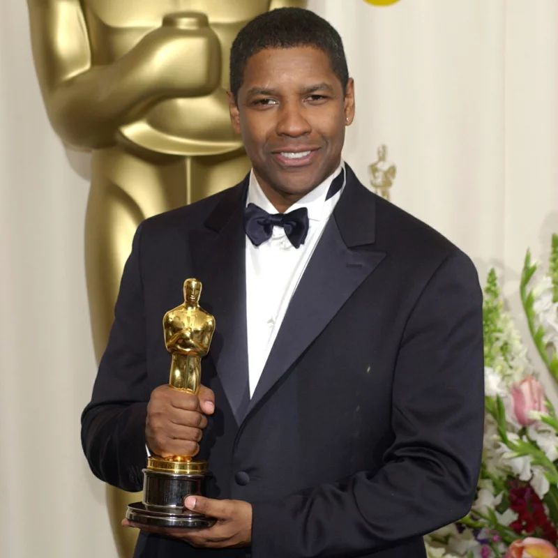 Hollywood Schauspieler über 50 Denzel Washington mit seinem Oscar Preis 