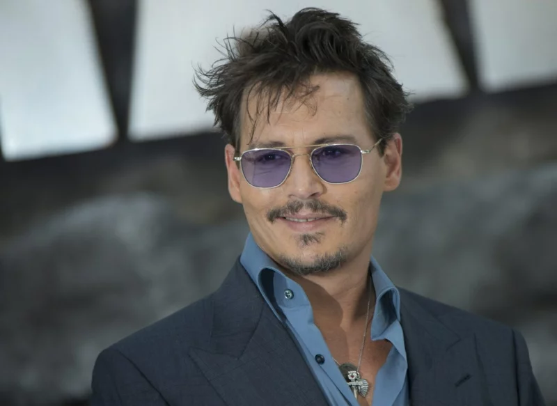Hollywood Schauspieler über 50 Johnny Depp frischer Look mit Sonnenbrille 