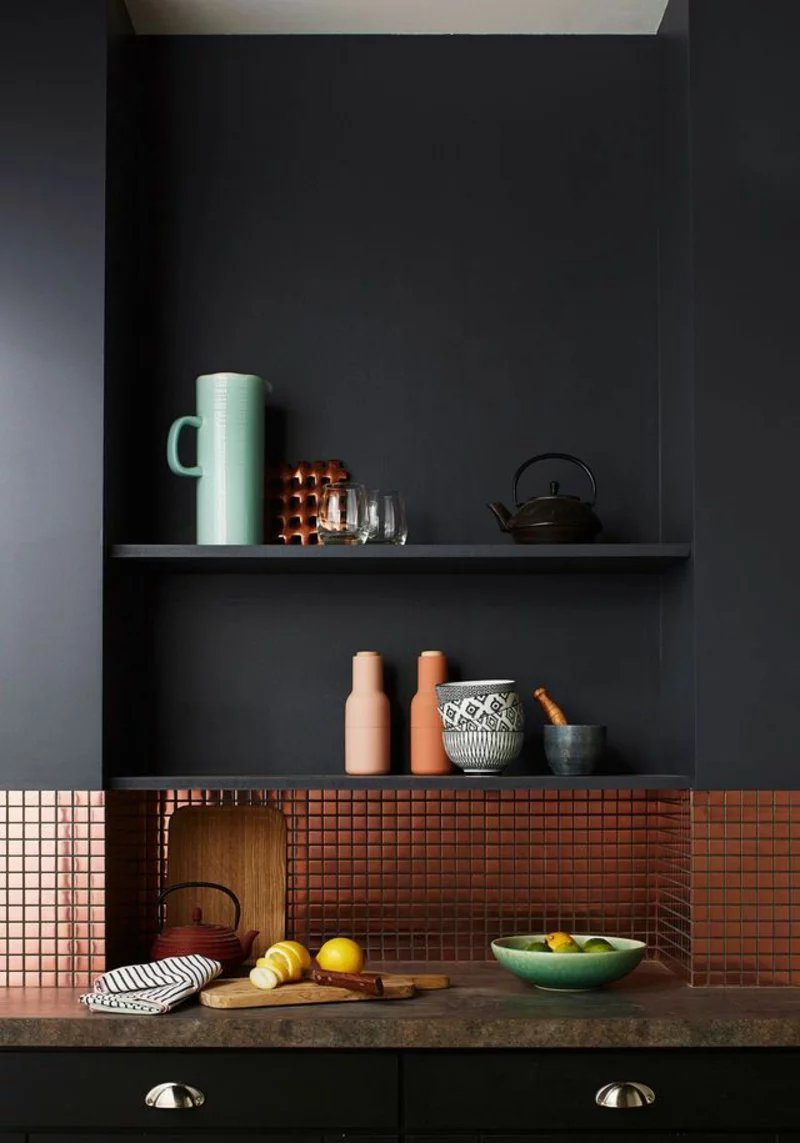 Ideen für kreative Wandgestaltung Küche Wandfarbe schwarz Regale