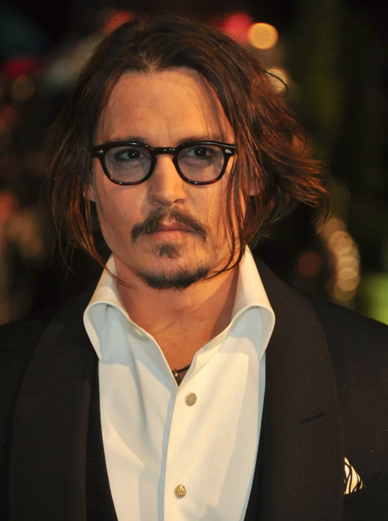 Johnny Depp sexy Schauspieler Hollywood Star über 50 mit Brille und Bart 