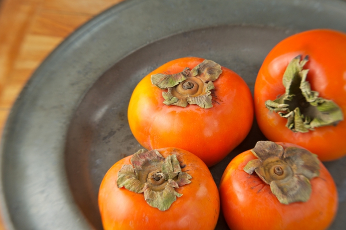 Kaki Frucht kaki essen sharonfrucht stückchen khaki vitamine rezepte teller