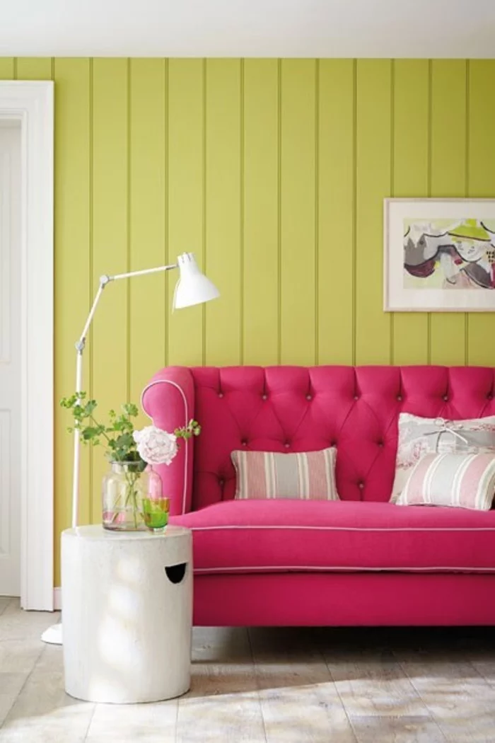 Raumgestaltung Ideen Wohnzimmer Möbel pinkes Sofa