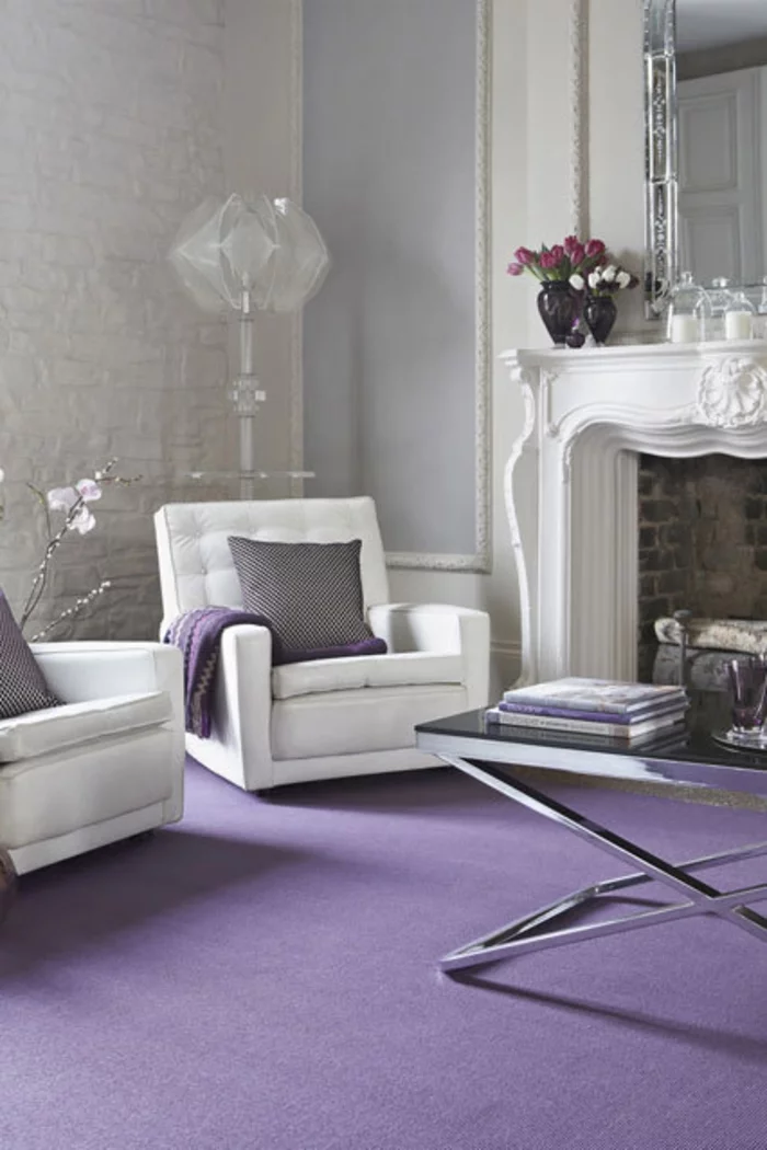 Raumgestaltung Ideen weiße Wohnzimmer Möbel lila Teppichboden