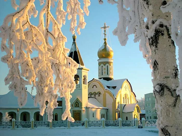 Russische Weihnachten Weihnachten in Russland kirchliche messe schnee morgens kirche