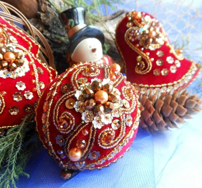 Russische Weihnachten Weihnachten in Russland weihnachtsbaum festltafel rote glitzer