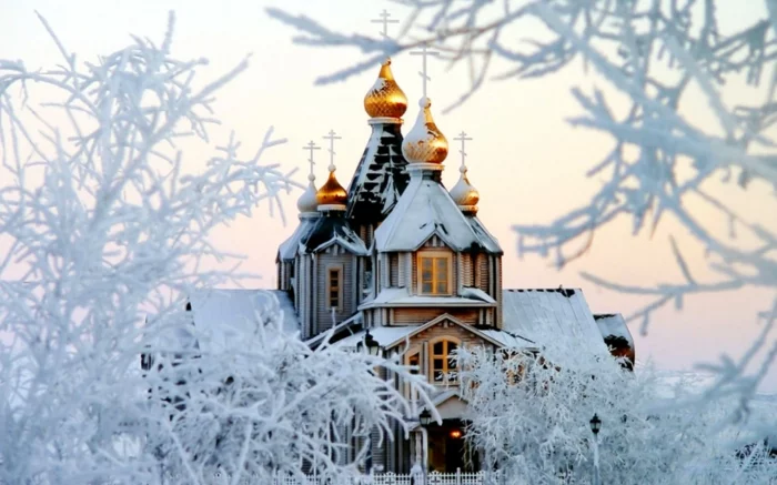 Russische Weihnachten Weihnachten in Russland weihnachtsbaum festltafel rote wintermärchen schnee