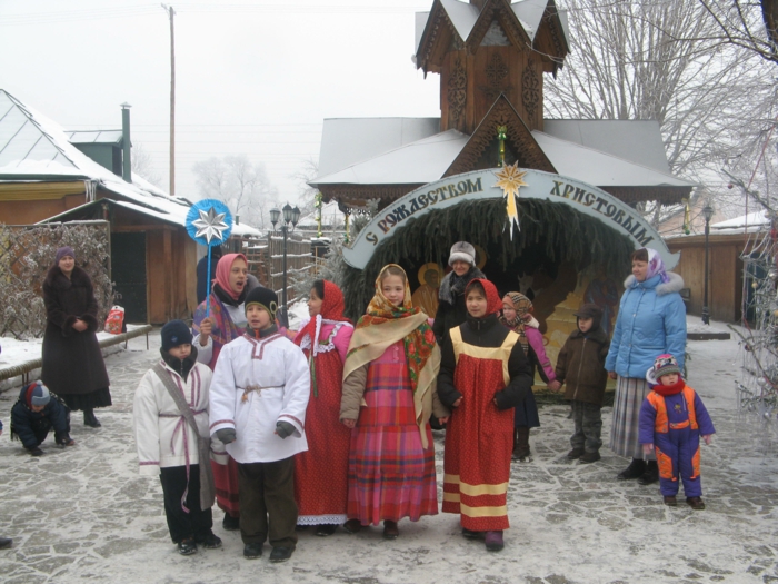 Russische Weihnachten Weihnachten in Russland weihnachtsbaum festltafel rote wintermärchen slavisch