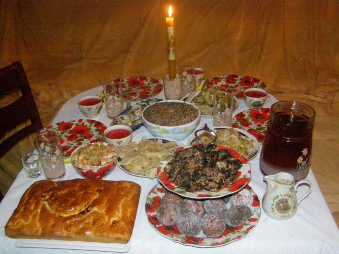 Russische Weihnachten Weihnachten in Russland weihnachtsbaum festltafel rote wintermärchen tradition am tisch